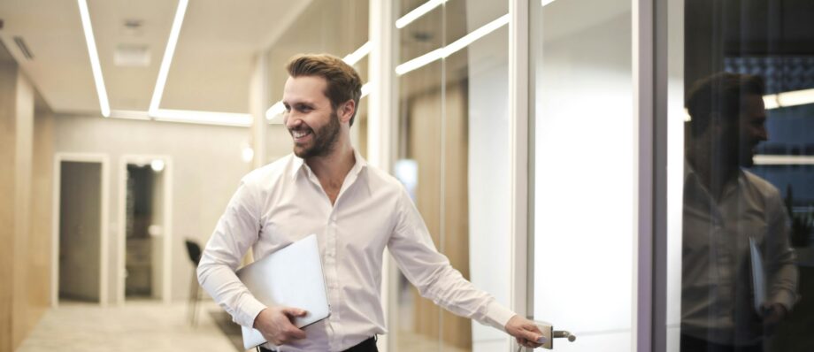 homeoffice mann kommt aus Büro raus